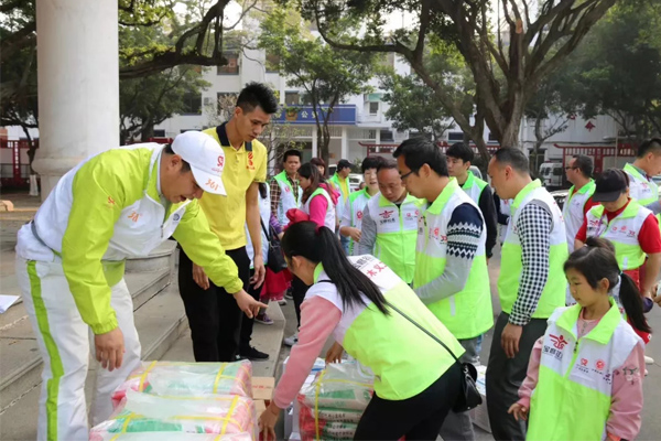 爱心义工队准备慰问品，传递人间大爱