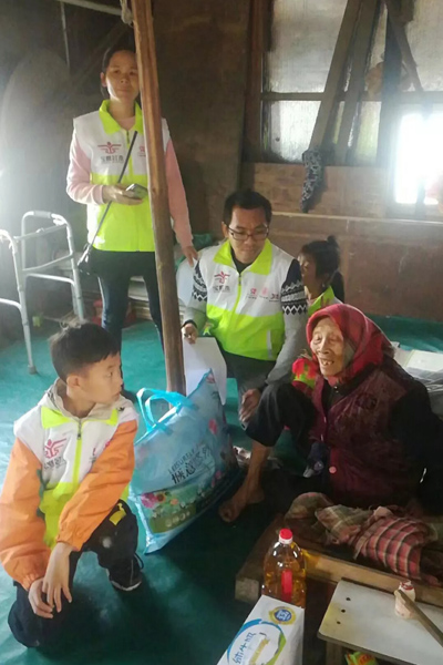 爱心义工的志愿者在认真聆听老人聊家常